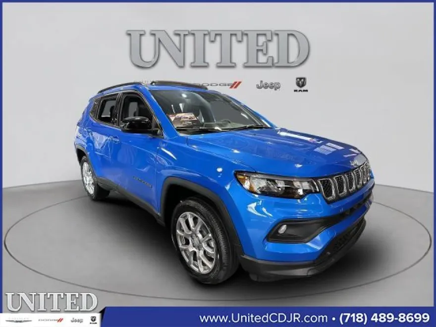 2023 Jeep Compass Latitude Lux photo 1