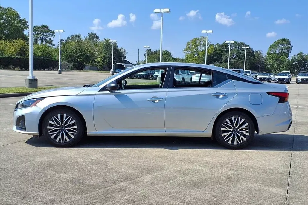 2024 Nissan Altima SV photo 1