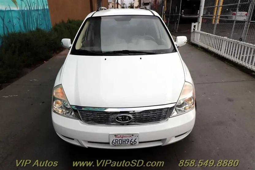 2012 Kia Sedona LX photo 1