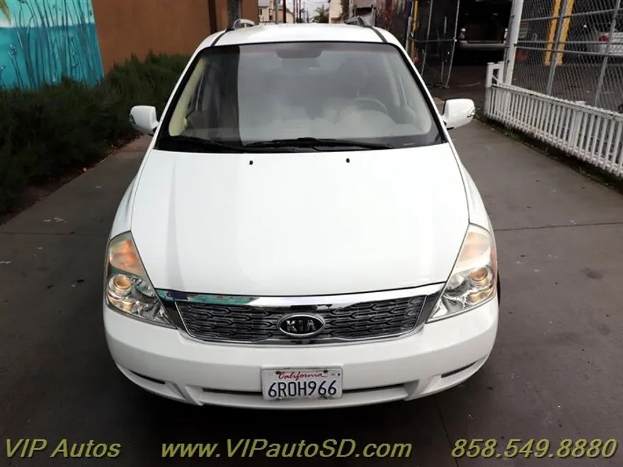 2012 Kia Sedona LX photo 1