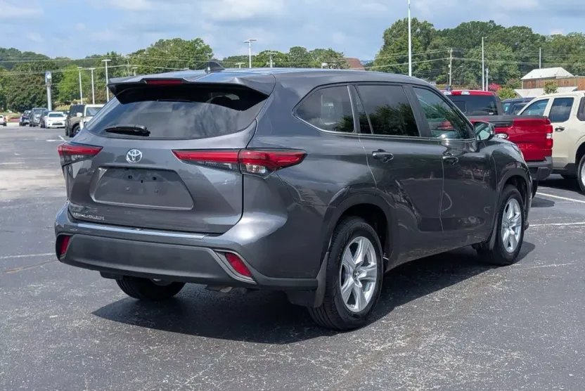 2023 Toyota Highlander L photo 1