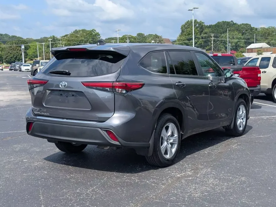2023 Toyota Highlander L photo 1