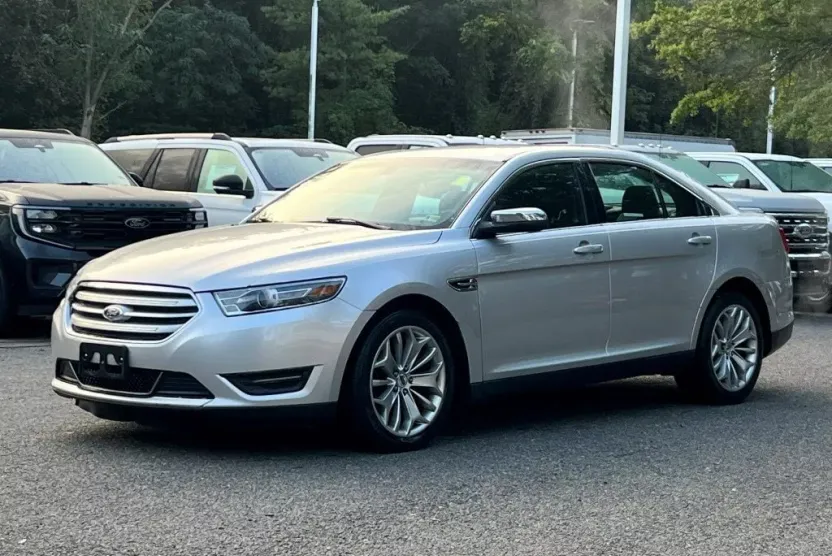 2016 Ford Taurus Limited photo 1