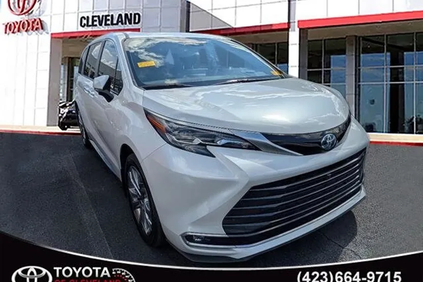 2024 Toyota Sienna Platinum photo 1