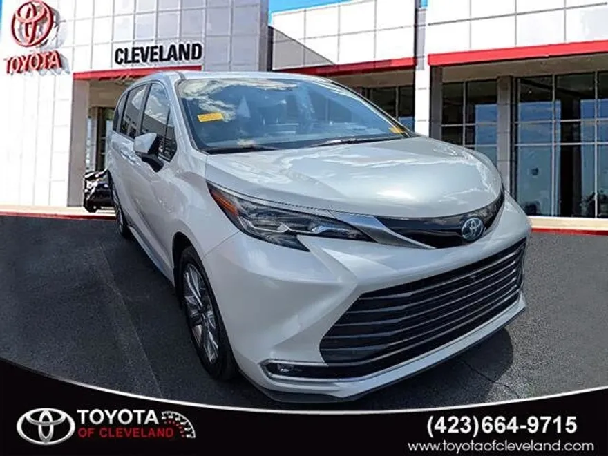 2024 Toyota Sienna Platinum photo 1