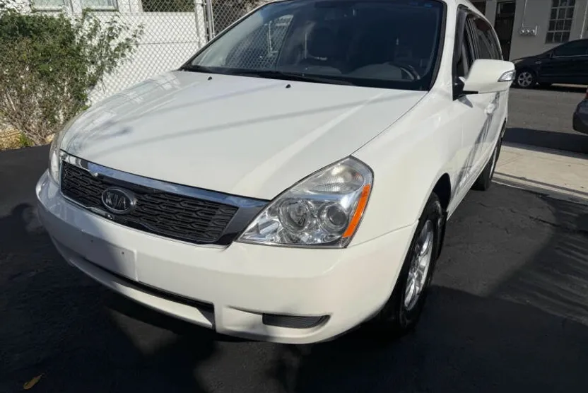 2012 Kia Sedona LX photo 1