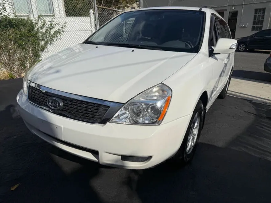 2012 Kia Sedona LX photo 1