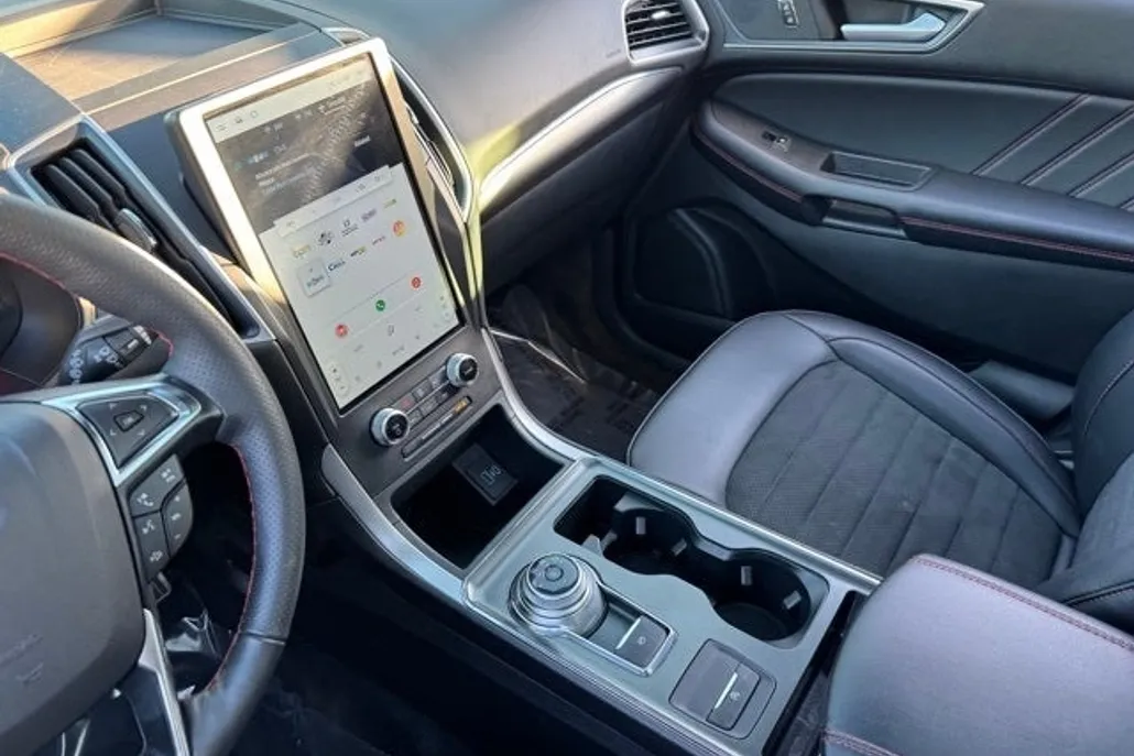 2024 Ford Edge ST photo 1