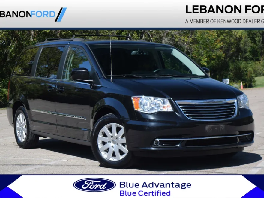 2016 Chrysler Town & Country Touring photo 1