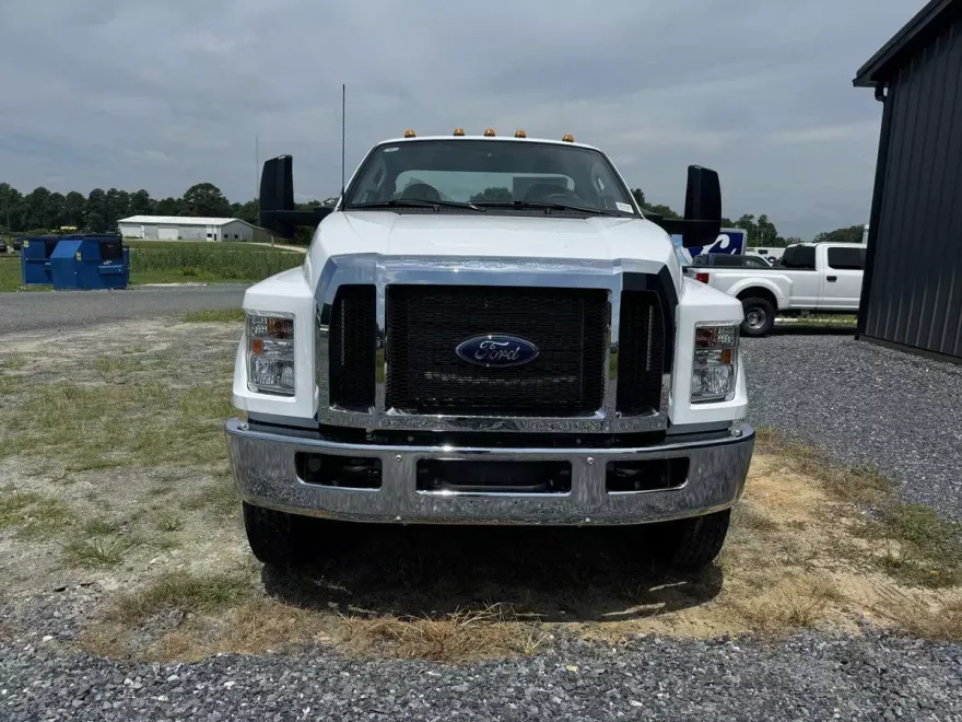 2025 Ford F-650 photo 1