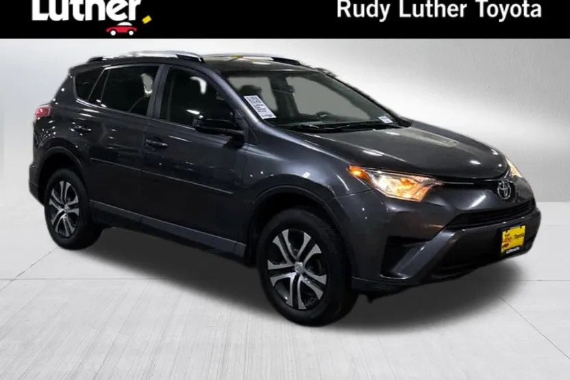 2016 Toyota RAV4 LE photo 1