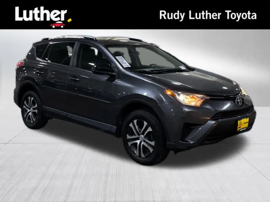 2016 Toyota RAV4 LE photo 1