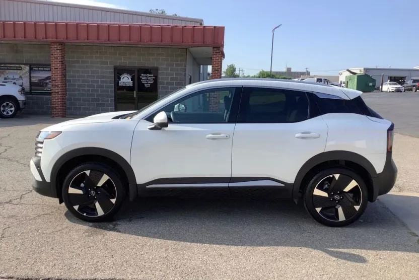 2025 Nissan Kicks SR photo 1