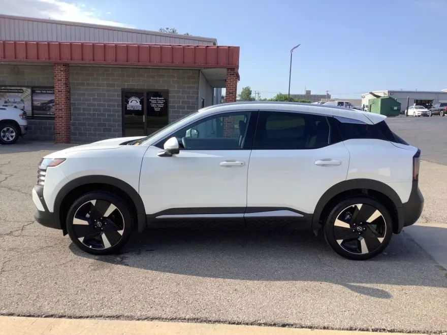 2025 Nissan Kicks SR photo 1