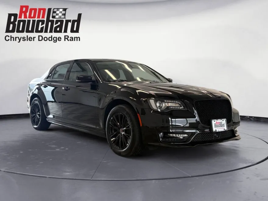 2022 Chrysler 300 Touring L photo 1