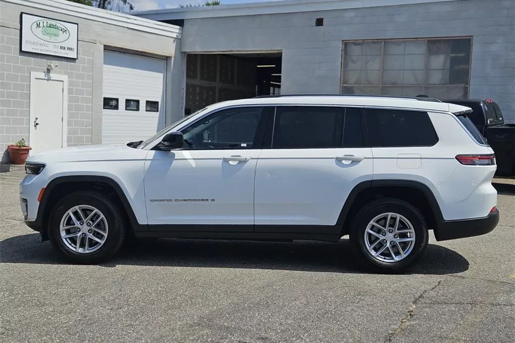 2023 Jeep Grand Cherokee Laredo photo 1