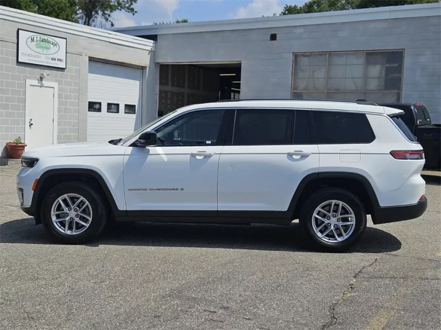 2023 Jeep Grand Cherokee Laredo photo 1