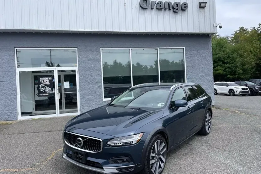 2025 Volvo V90 Cross Country B6 photo 1