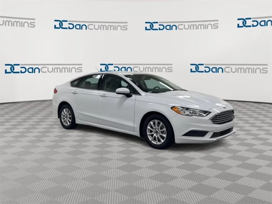 2018 Ford Fusion S photo 1