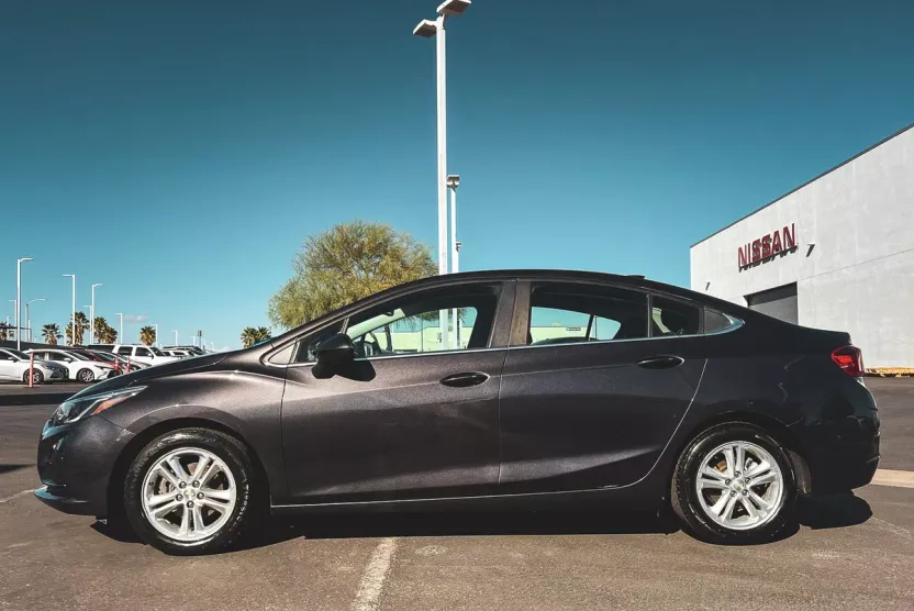 2017 Chevrolet Cruze LT photo 1