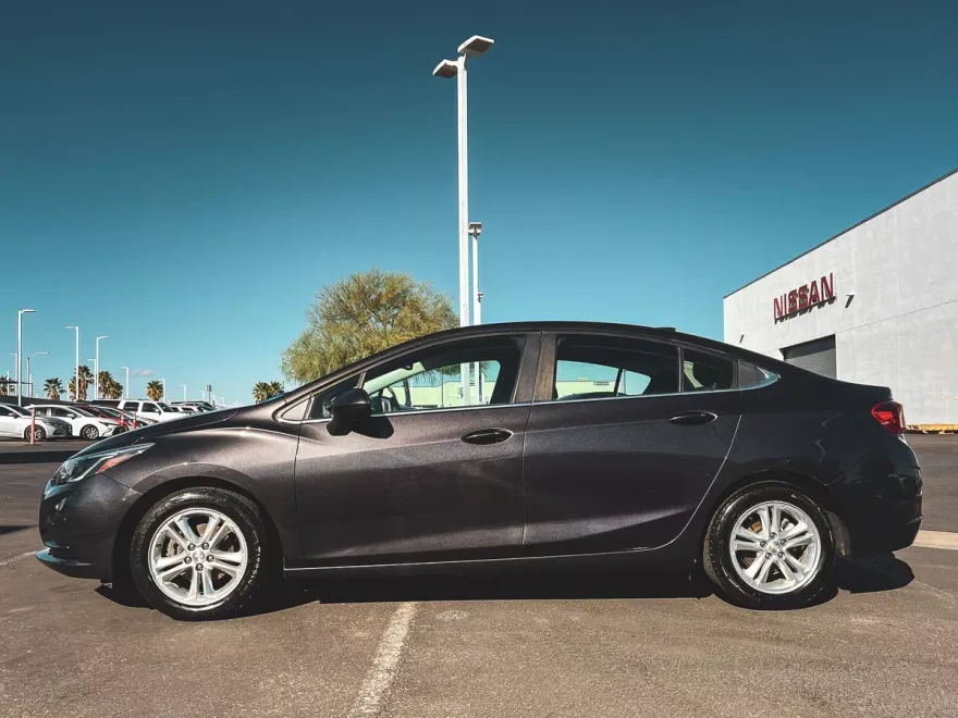 2017 Chevrolet Cruze LT photo 1