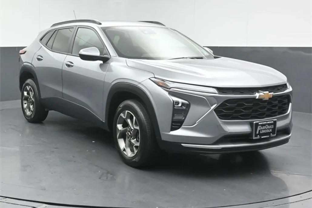 2025 Chevrolet Trax LT photo 1