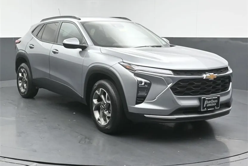 2025 Chevrolet Trax LT photo 1