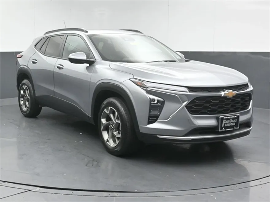 2025 Chevrolet Trax LT photo 1