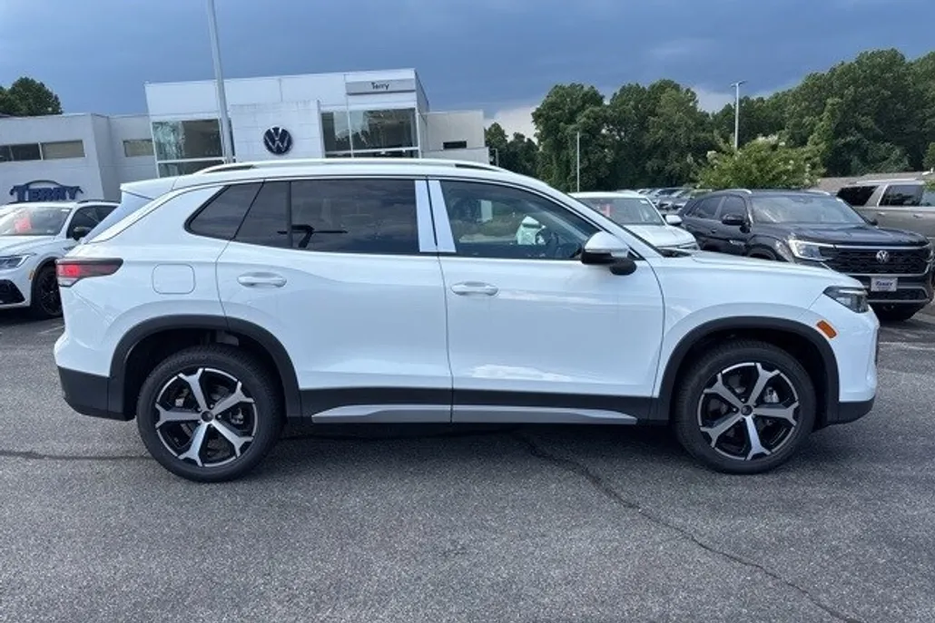 2025 Volkswagen Tiguan SE photo 1
