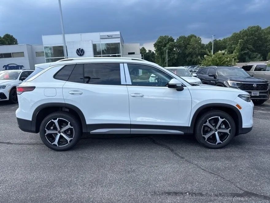 2025 Volkswagen Tiguan SE photo 1