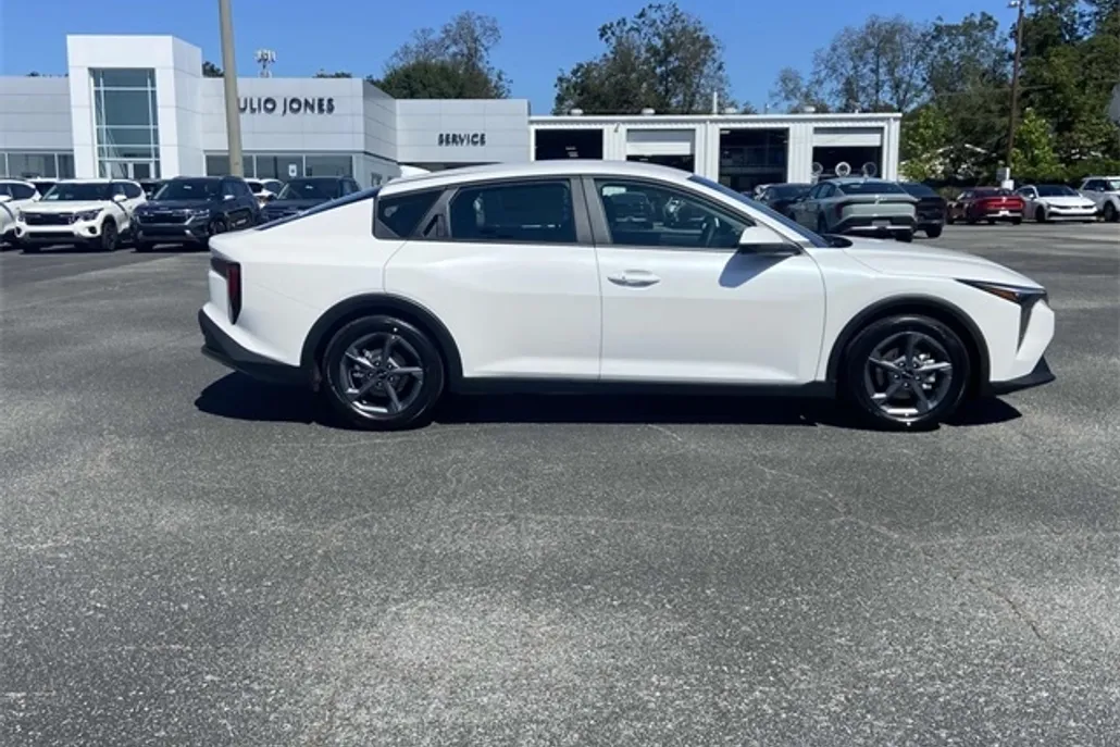 2025 Kia K4 LXS photo 1