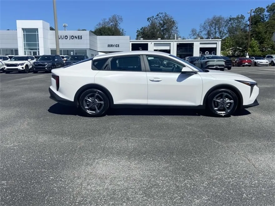 2025 Kia K4 LXS photo 1