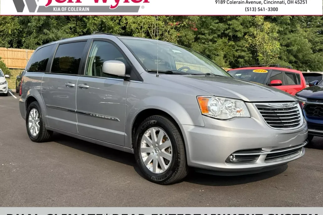 2015 Chrysler Town & Country Touring photo 1