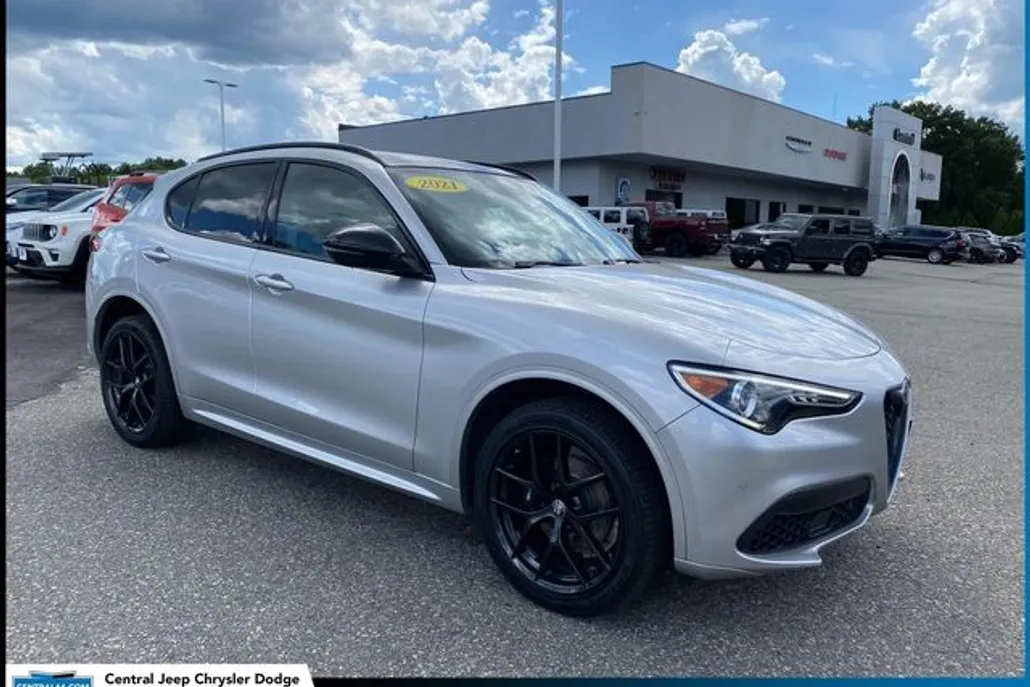 2021 Alfa Romeo Stelvio Ti photo 1