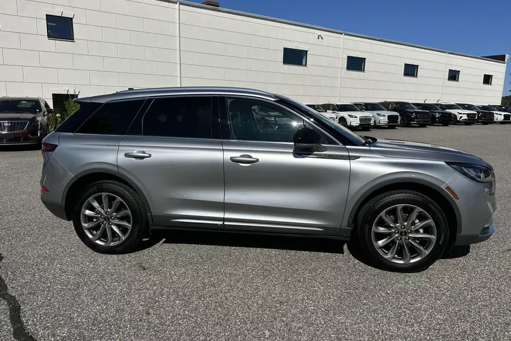 2022 Lincoln Corsair Standard photo 1