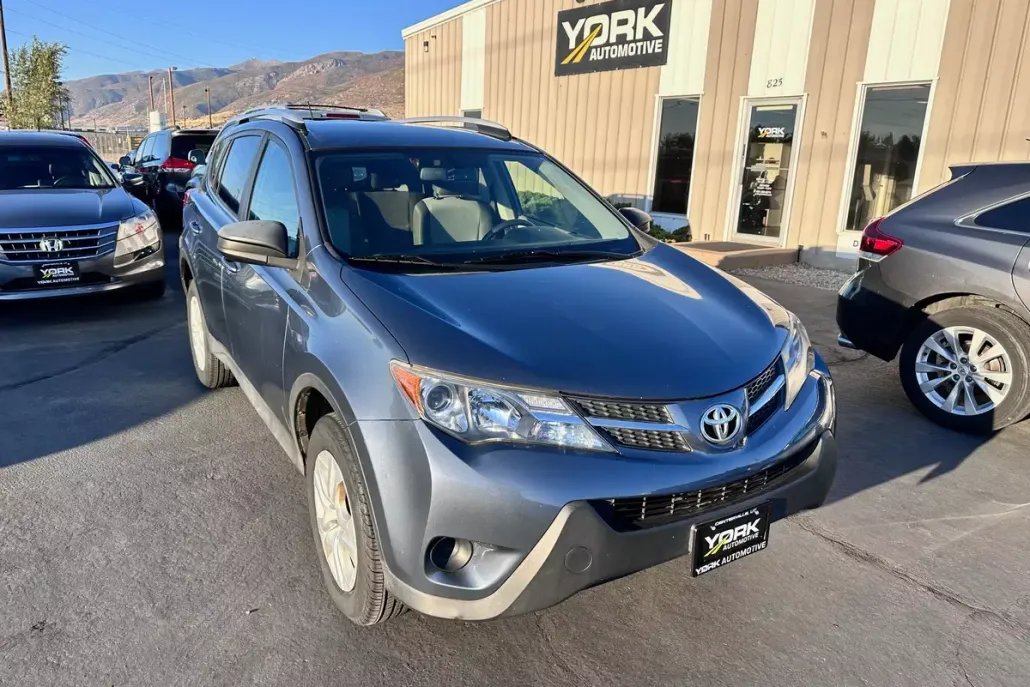 2013 Toyota RAV4 LE photo 1