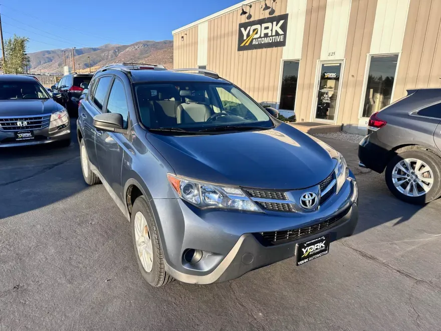 2013 Toyota RAV4 LE photo 1