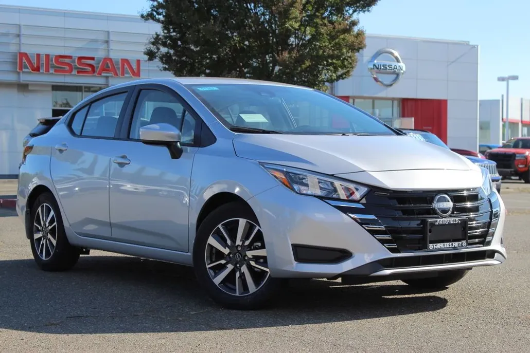 2025 Nissan Versa 1.6 SV photo 1
