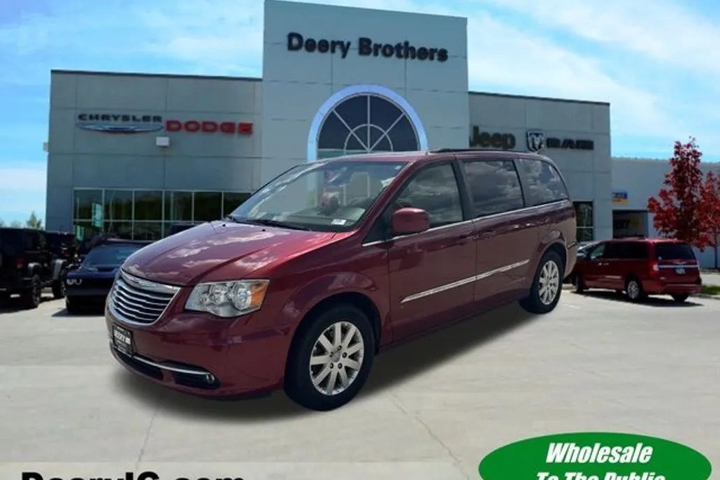 2016 Chrysler Town & Country Touring photo 1