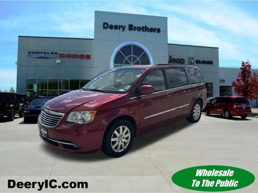 2016 Chrysler Town & Country Touring photo 1