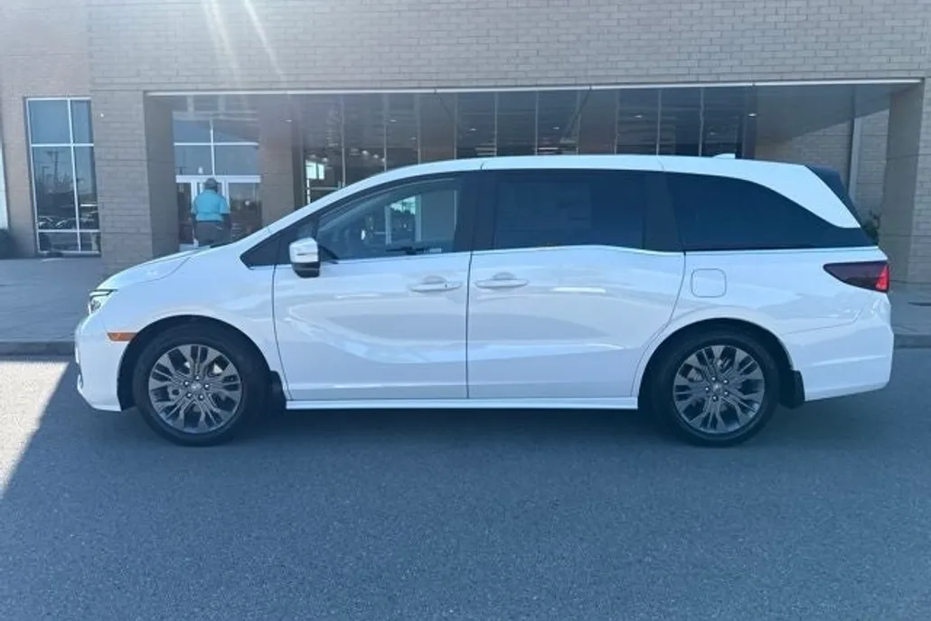 2026 Honda Odyssey Touring photo 1