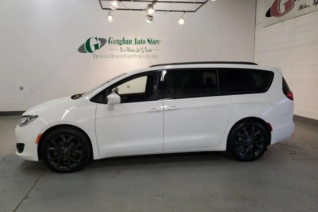 2020 Chrysler Pacifica Touring L photo 1