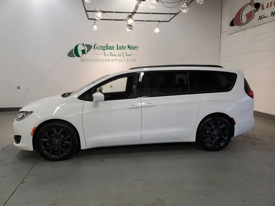 2020 Chrysler Pacifica Touring L photo 1