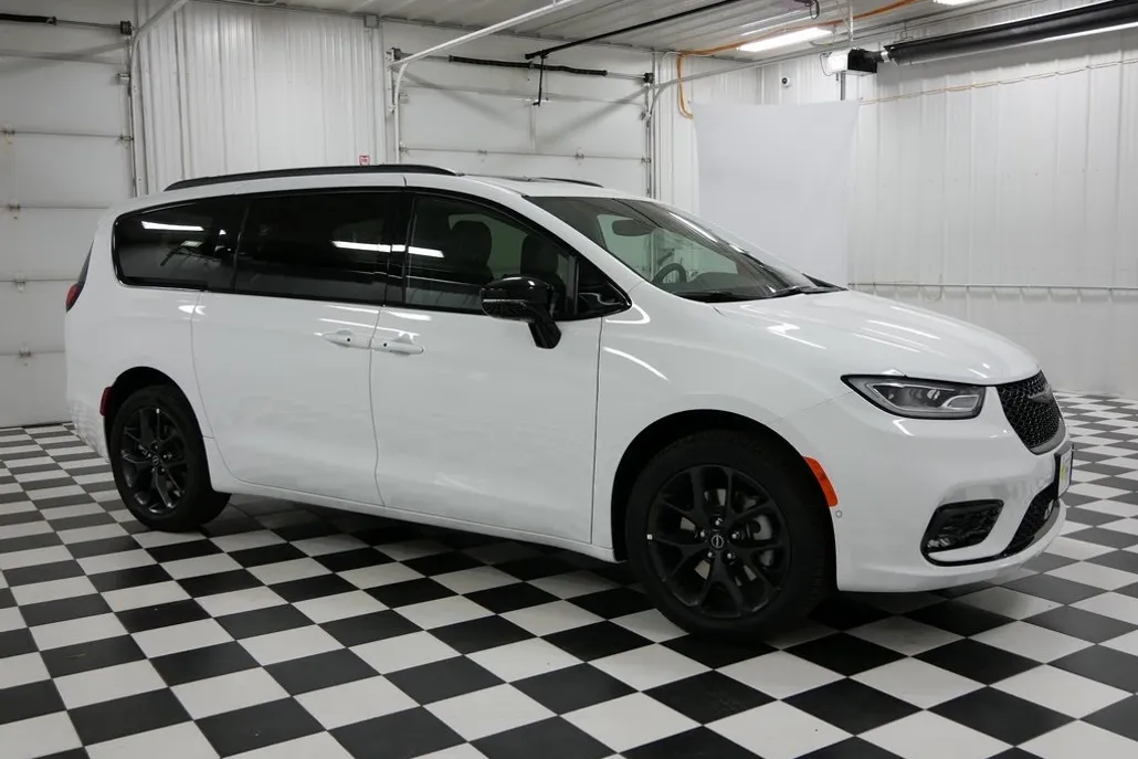 2026 Chrysler Pacifica Limited photo 1