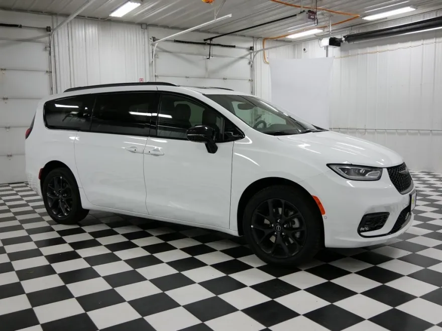 2026 Chrysler Pacifica Limited photo 1