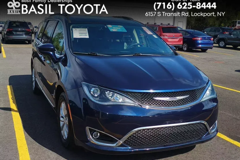 2017 Chrysler Pacifica Touring L photo 1