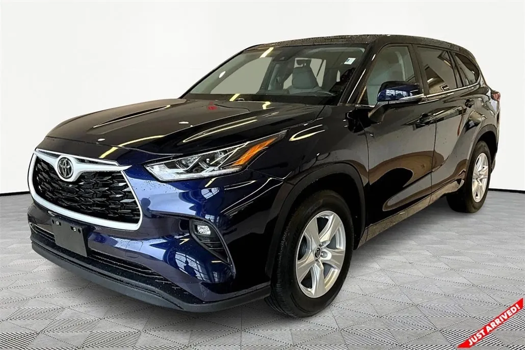 2023 Toyota Highlander LE photo 1