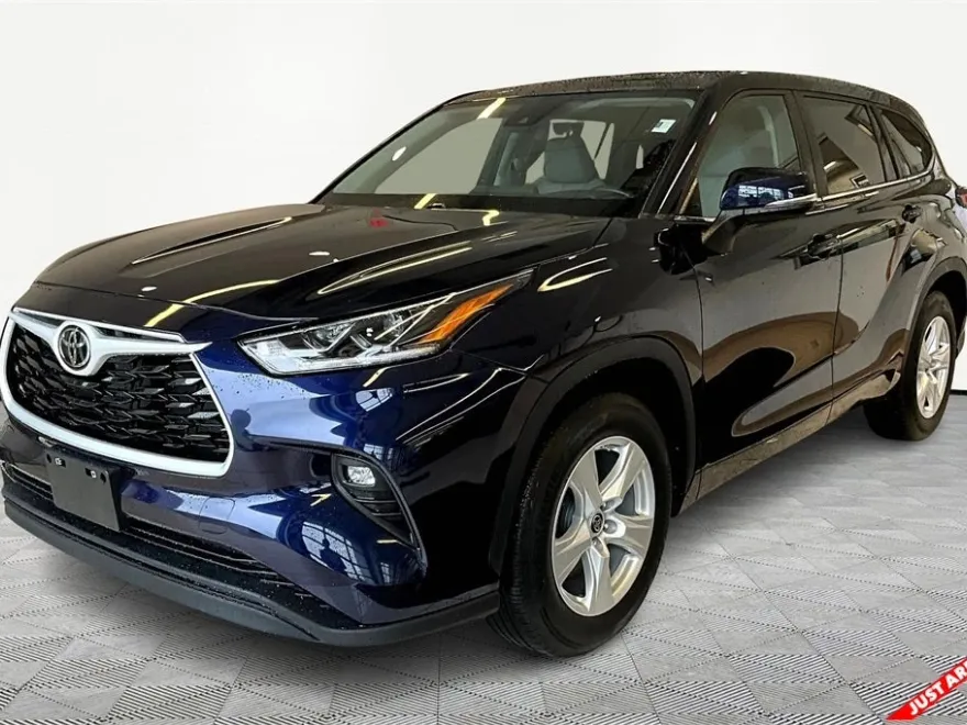 2023 Toyota Highlander LE photo 1