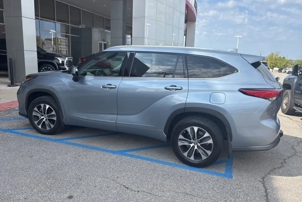 2020 Toyota Highlander XLE photo 1