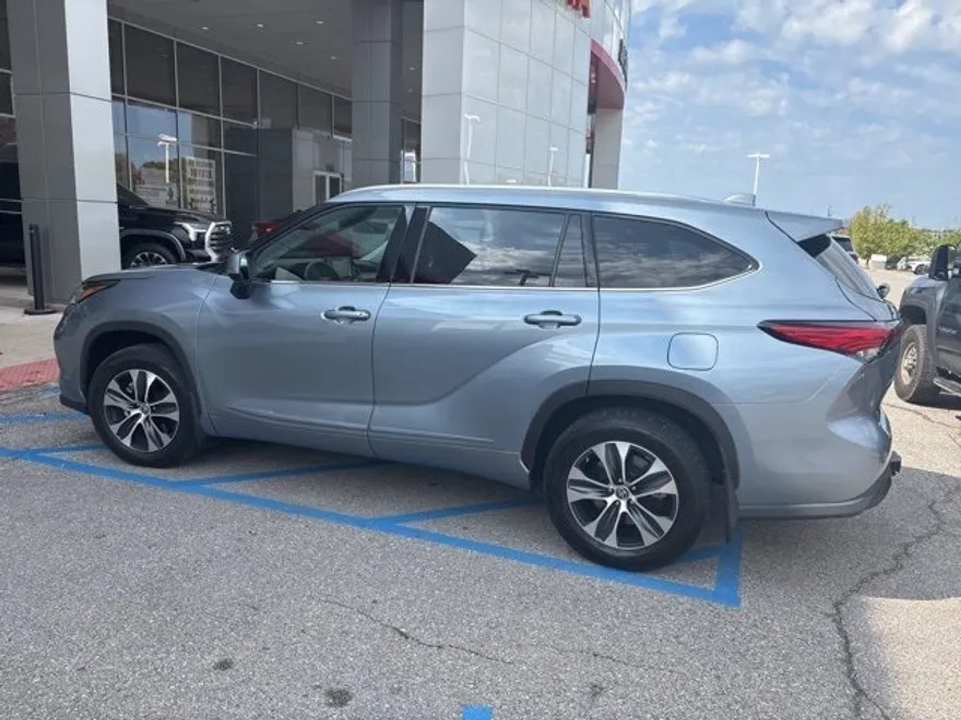 2020 Toyota Highlander XLE photo 1